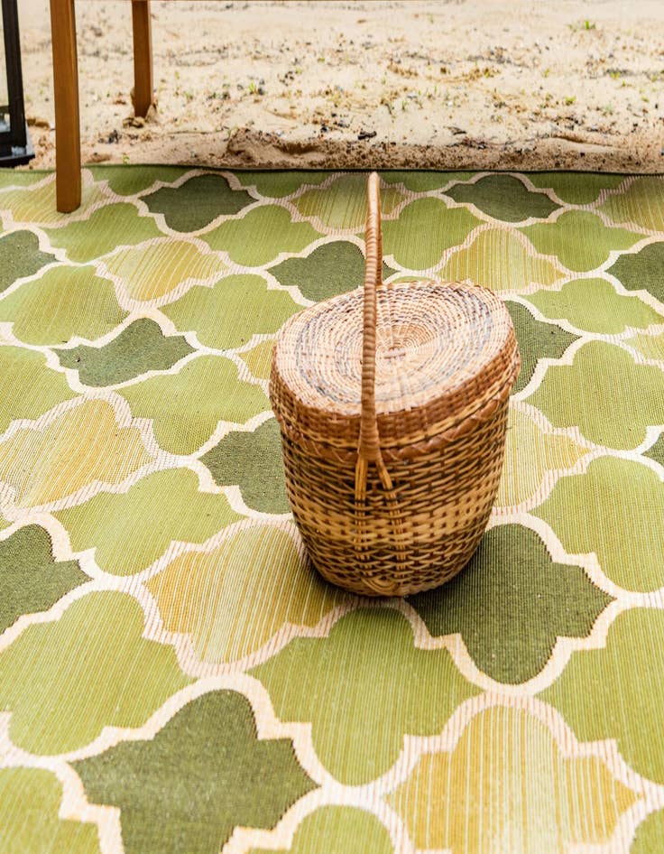 Detail image of 10' x 12' Washable Lattice Indoor / Outdoor Rug