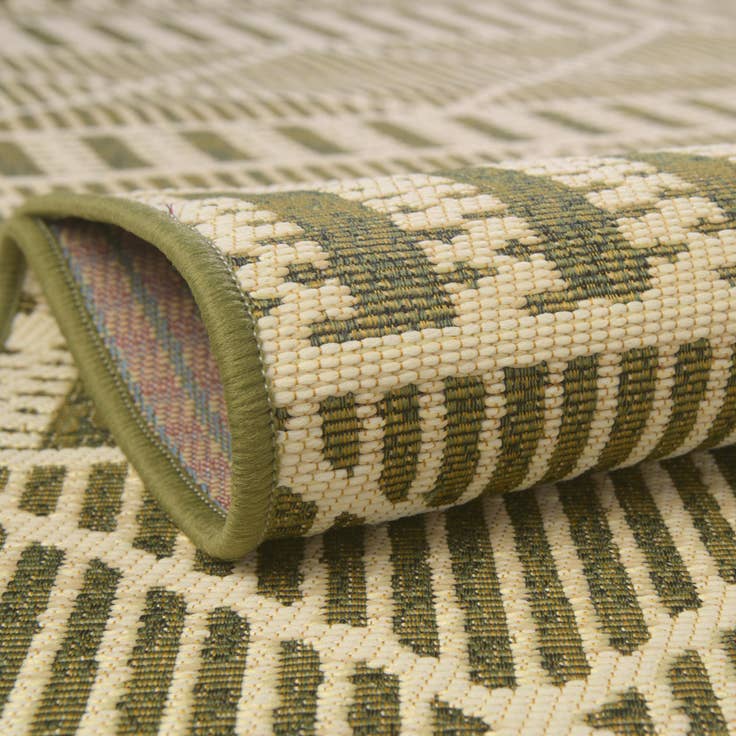 Detail image of 5' 3 x 8' Easy-Clean Lattice Indoor / Outdoor Rug
