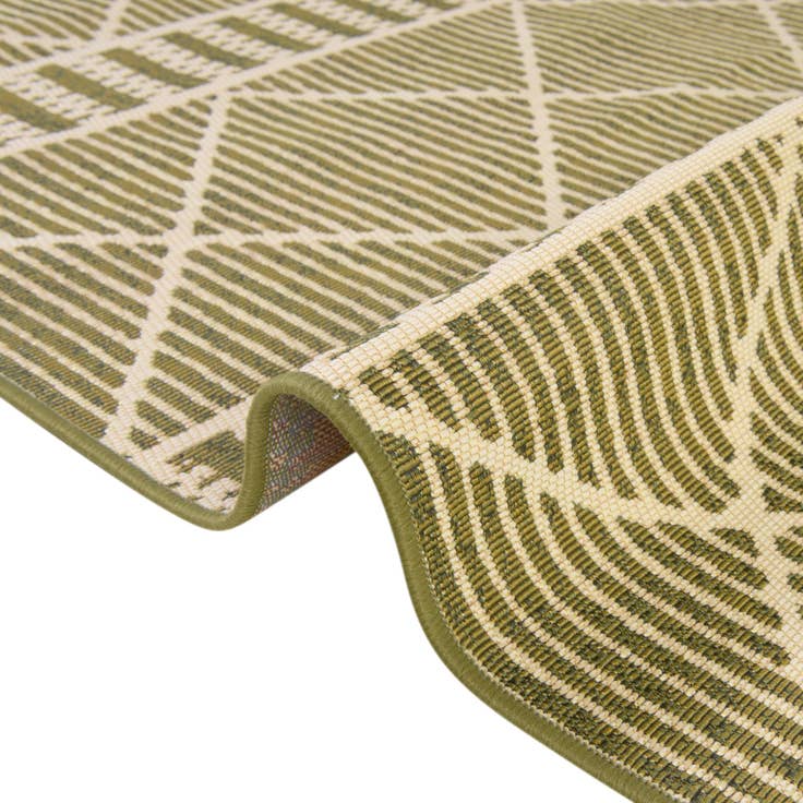 Detail image of 5' 3 x 8' Easy-Clean Lattice Indoor / Outdoor Rug