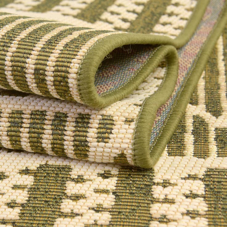 Detail image of 4' x 6' Easy-Clean Lattice Indoor / Outdoor Rug