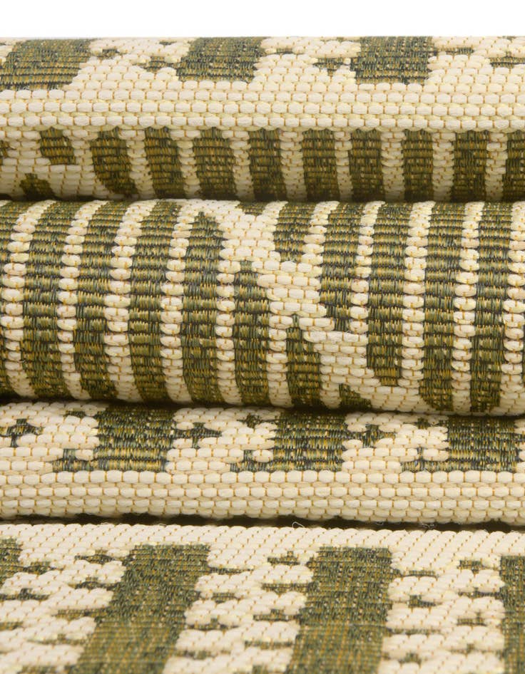 Detail image of 10' x 12' Washable Lattice Indoor / Outdoor Rug