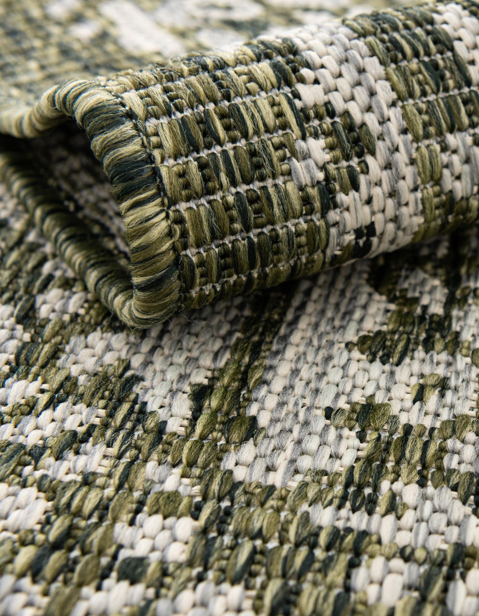 7' 10 x 11' Easy-Clean Traditional Indoor / Outdoor Rug