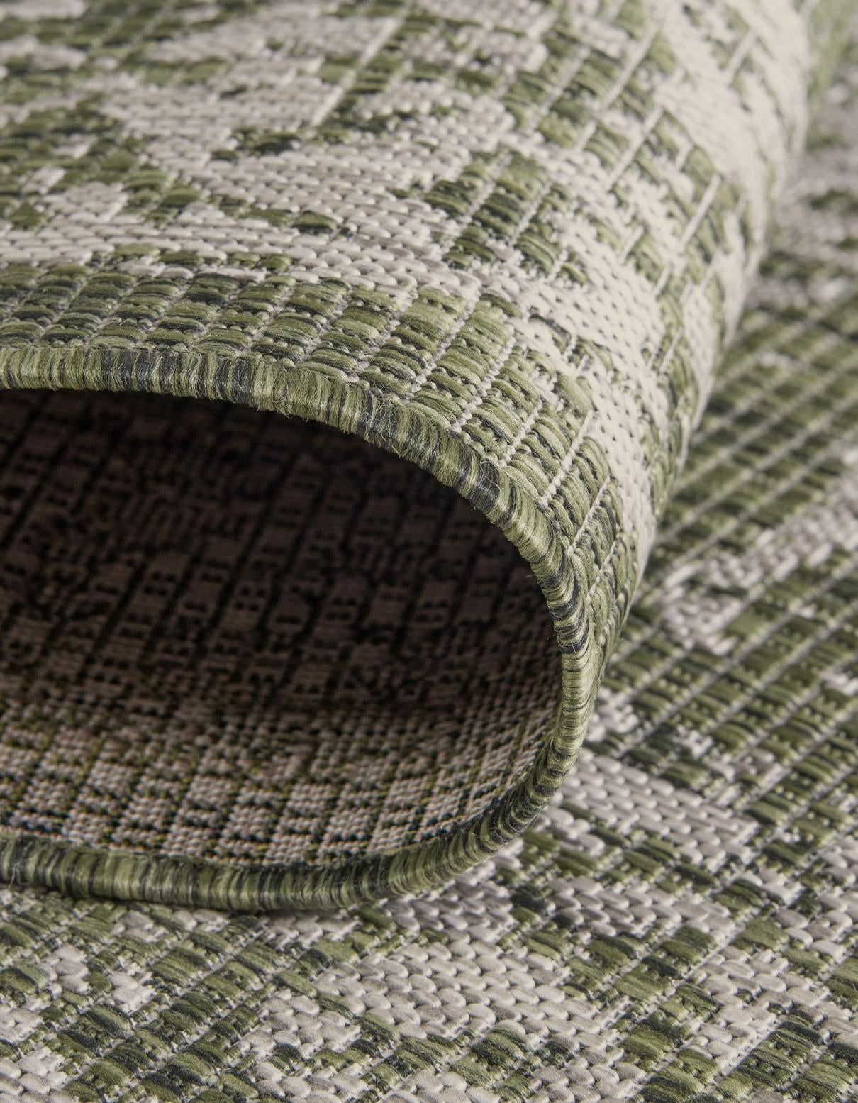 7' 10 x 11' Easy-Clean Traditional Indoor / Outdoor Rug