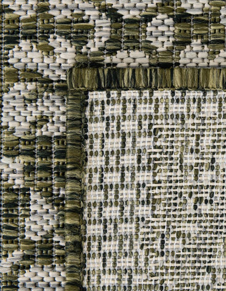 Detail image of 7' x 10'  Washable Traditional Indoor / Outdoor Rug