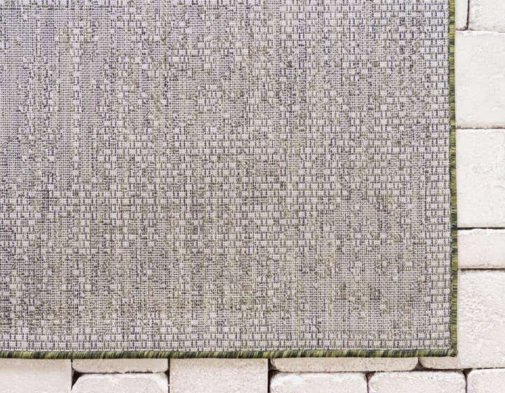 7' 10 x 11' Easy-Clean Traditional Indoor / Outdoor Rug