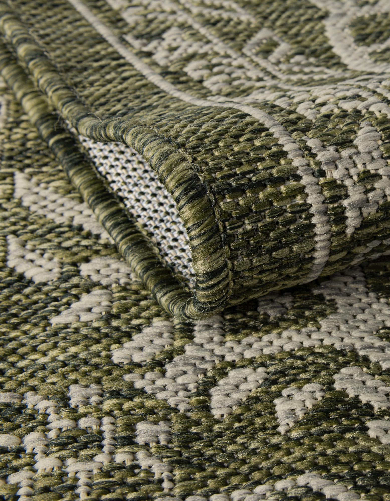 10' x 14' Easy-Clean Traditional Indoor / Outdoor Rug