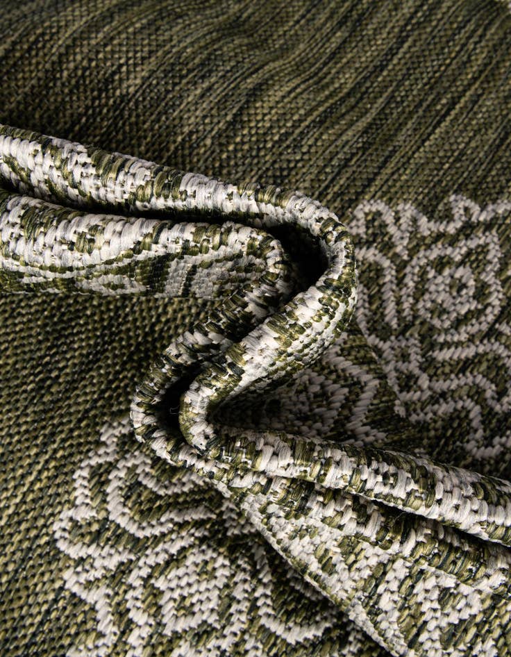 Detail image of 7' x 10'  Washable Traditional Indoor / Outdoor Rug