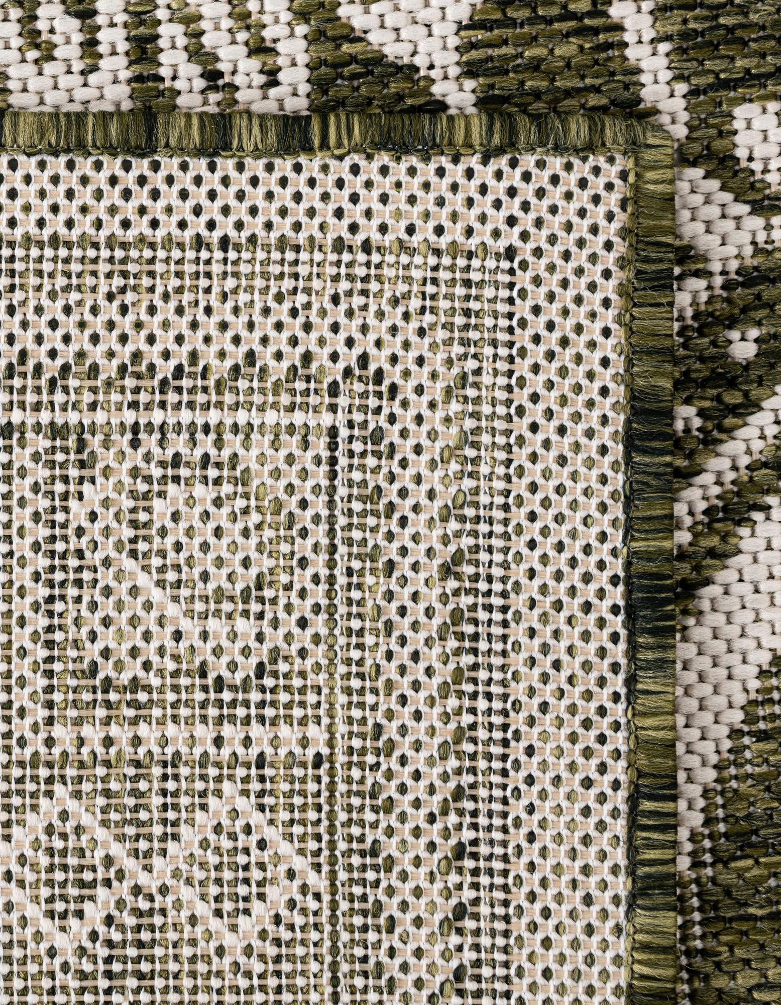 2' x 3' Easy-Clean Traditional Indoor / Outdoor Rug
