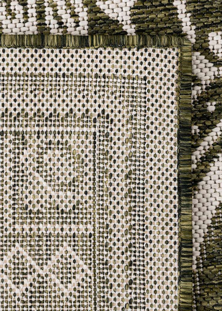 6' x 9' Easy-Clean Traditional Indoor / Outdoor Rug