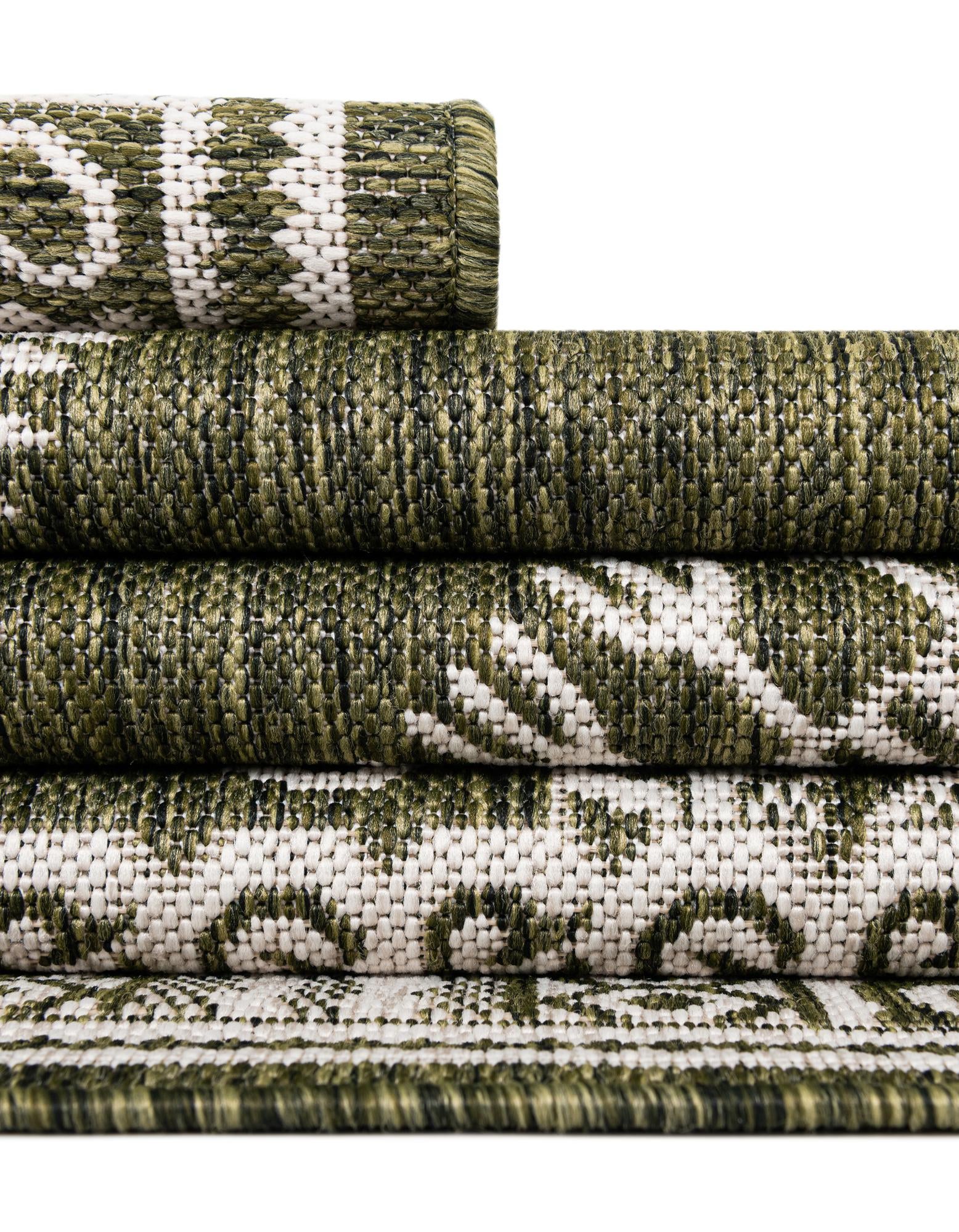 2' x 3' Easy-Clean Traditional Indoor / Outdoor Rug