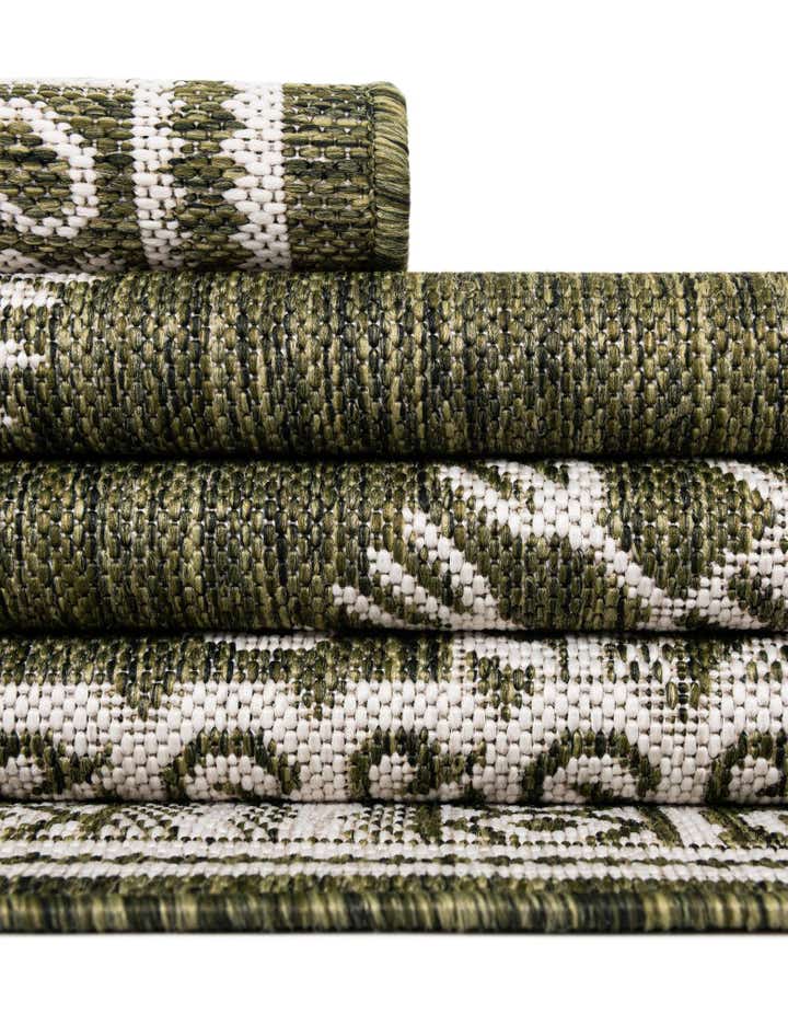 5' 3 x 7' Easy-Clean Traditional Indoor / Outdoor Rug