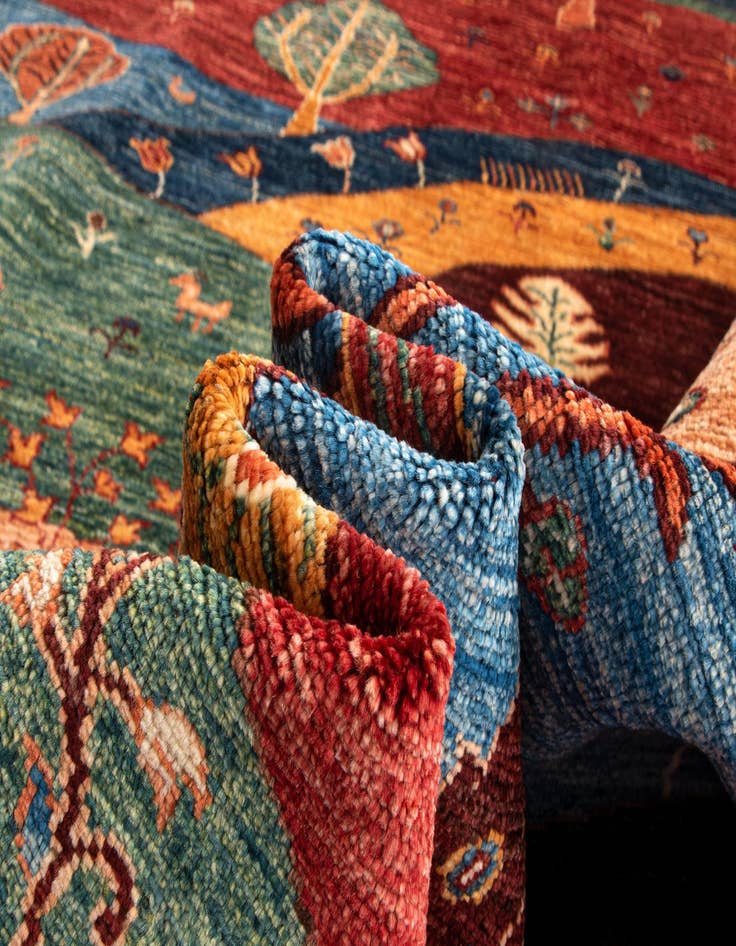 Detail image of 5' 6 x 8' Rubin Wool Rug