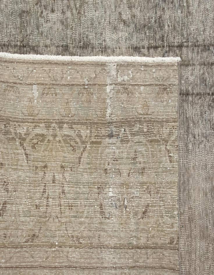 Detail image of 5' 8 x 6' 11 Vintage Royal Wool Rug