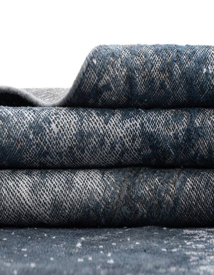 Detail image of 9' 6 x 13' 4 Vintage Royal Wool Rug