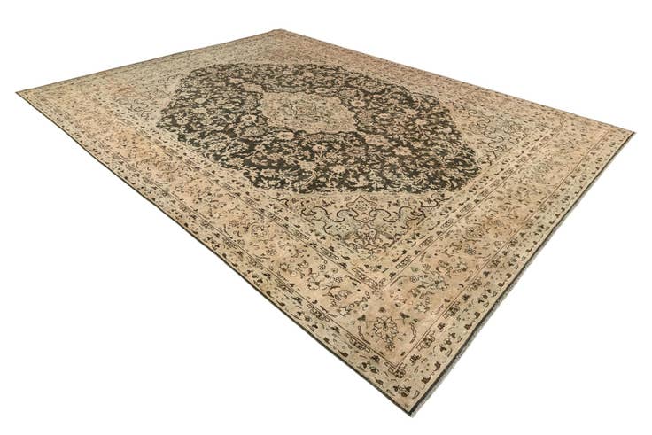 Detail image of 10' x 13' 5 Vintage Royal Wool Rug