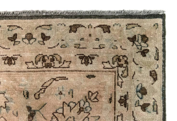 Detail image of 10' x 13' 5 Vintage Royal Wool Rug