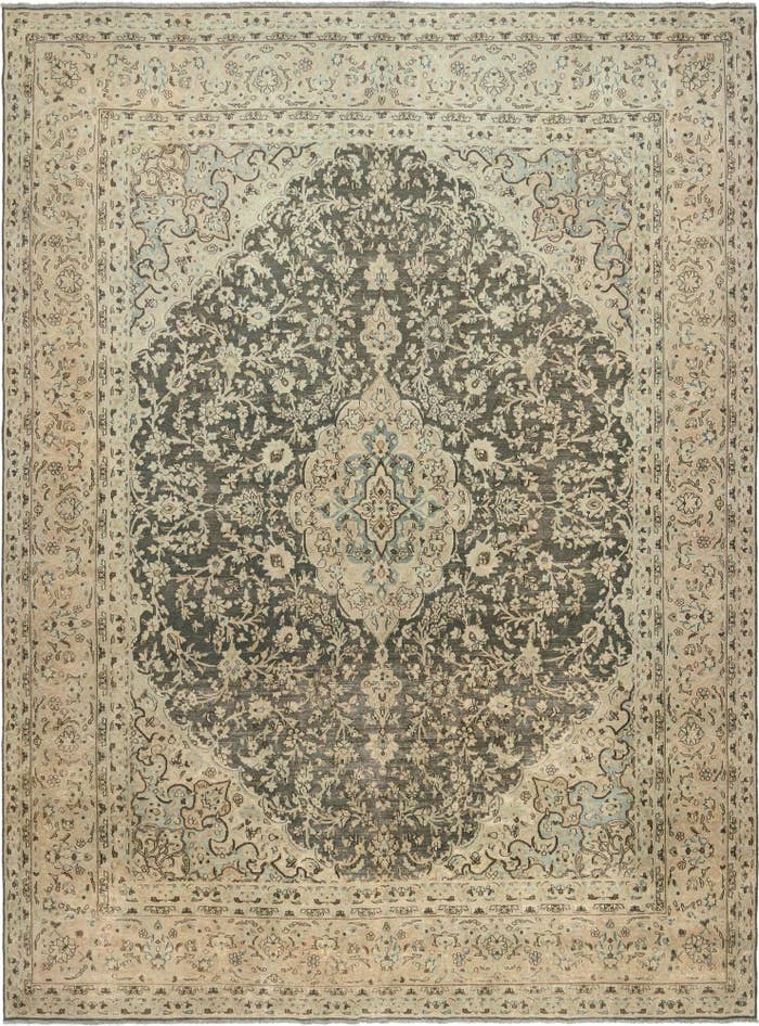 Detail image of 10' x 13' 5 Vintage Royal Wool Rug