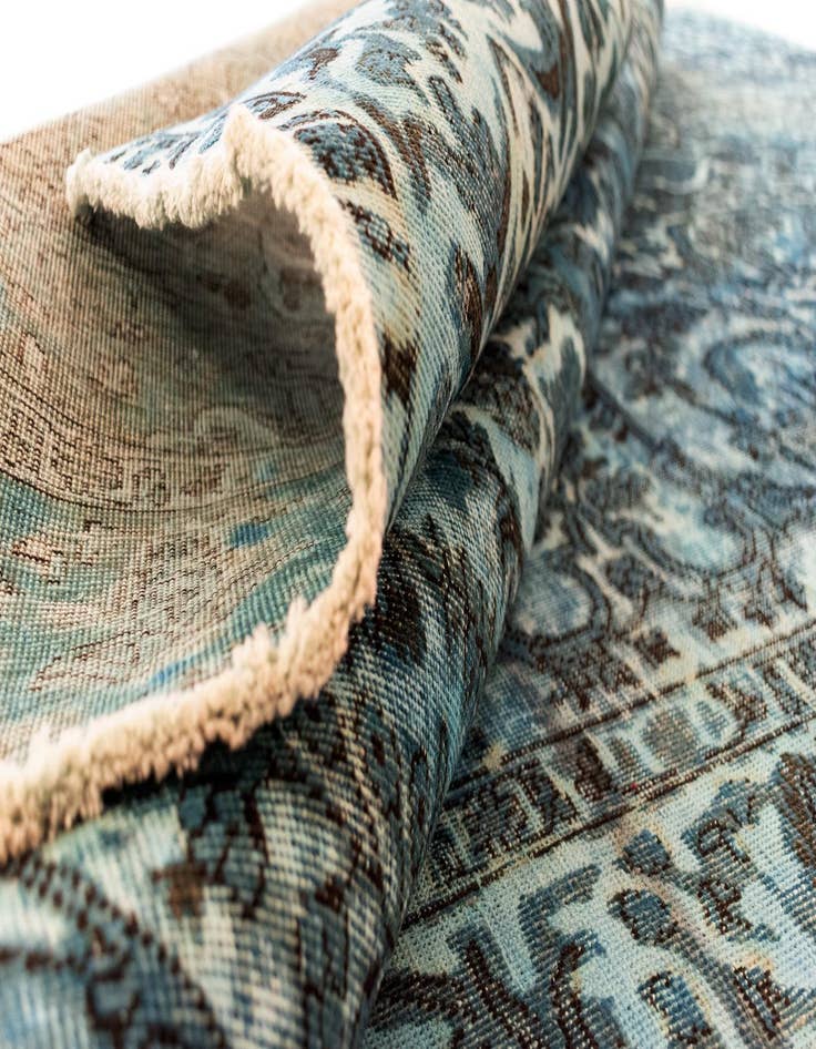 Detail image of 6' 8 x 9' 11 Vintage Royal Wool Rug