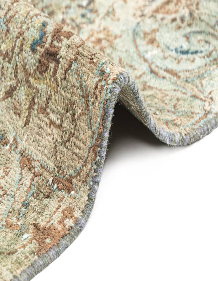 Detail image of 4' 11 x 7' 10 Vintage Royal Rug