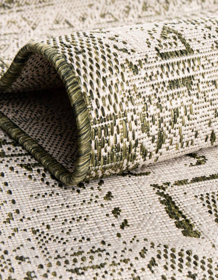 Detail image of 4' x 4' Easy-Clean Aztec Indoor / Outdoor Round Rug