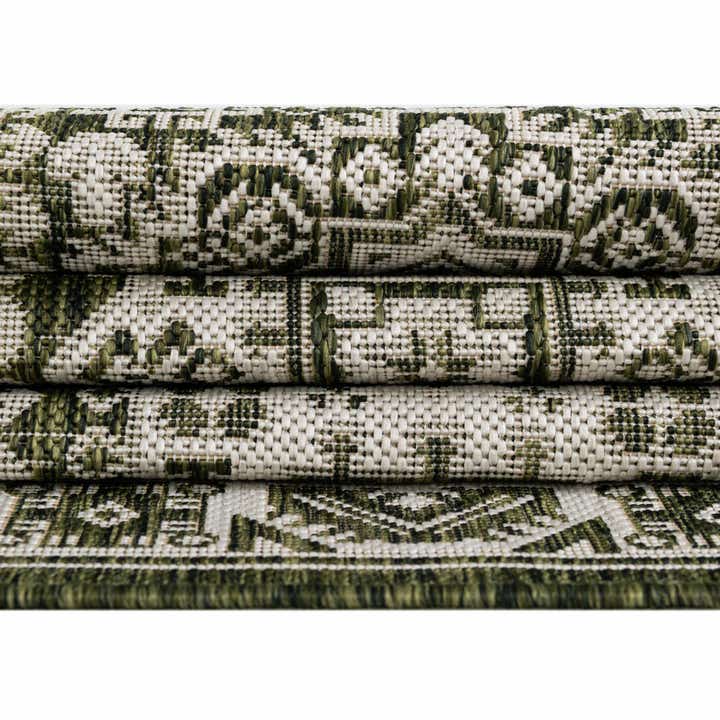 5' 3 x 5' 3 Easy-Clean Aztec Indoor / Outdoor Round Rug
