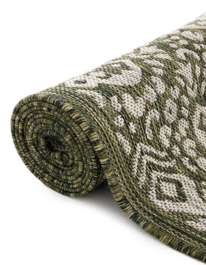 7' 10 x 7' 10 Easy-Clean Border Indoor / Outdoor Round Rug