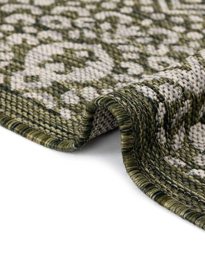 7' 10 x 7' 10 Easy-Clean Border Indoor / Outdoor Round Rug