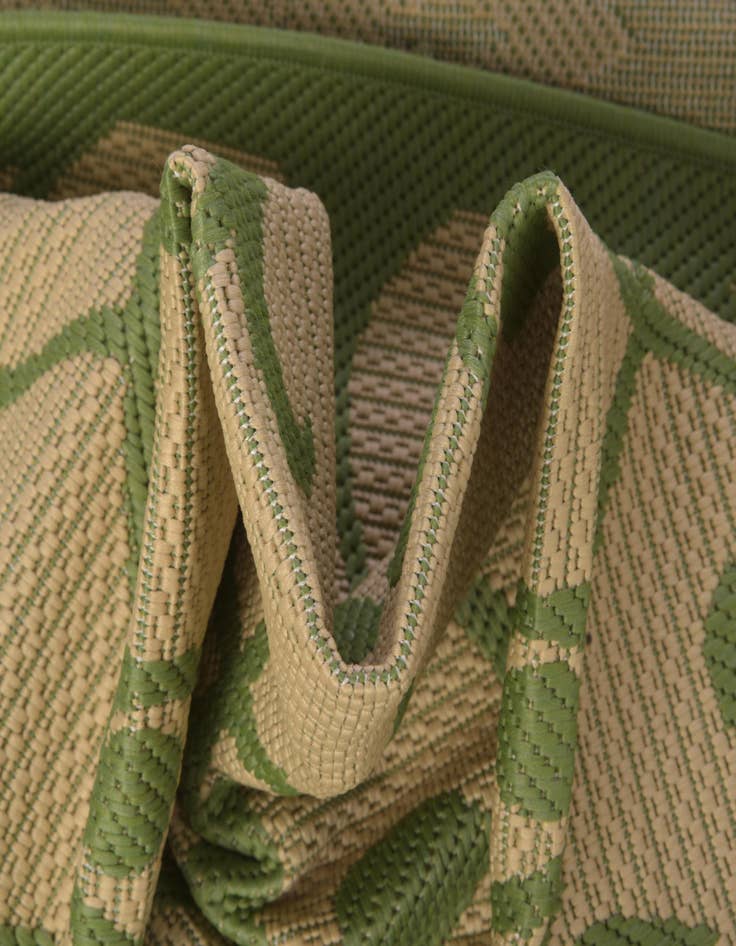 Detail image of 6' x 6'  Washable Botanical Indoor / Outdoor Round Rug