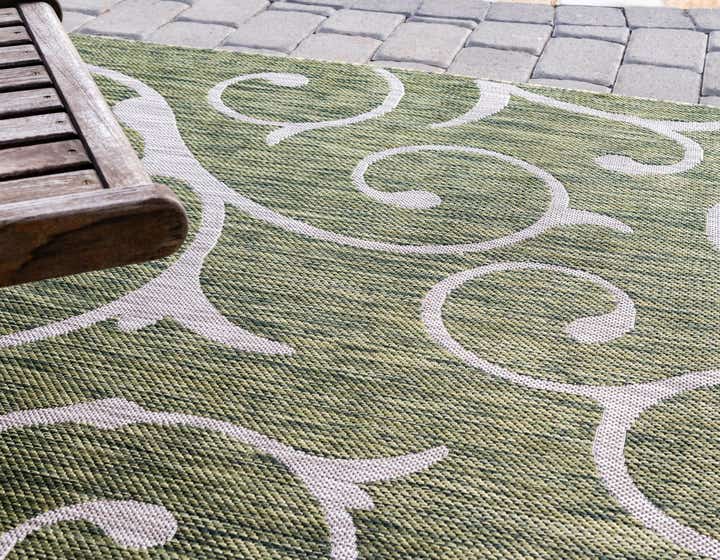 13' x 13' Easy-Clean Botanical Indoor / Outdoor Round Rug