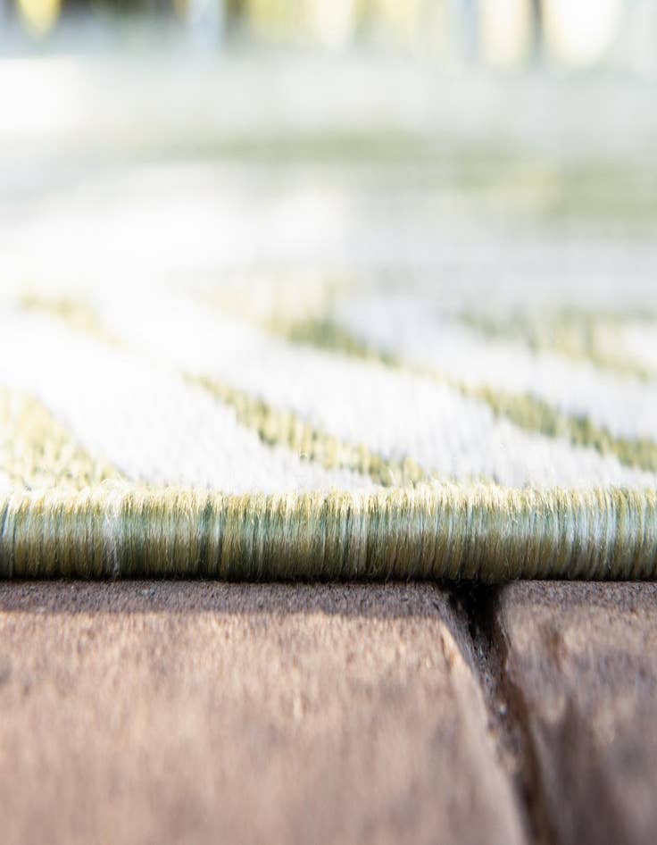 Detail image of 7' 10 x 7' 10 Easy-Clean Botanical Indoor / Outdoor Round Rug