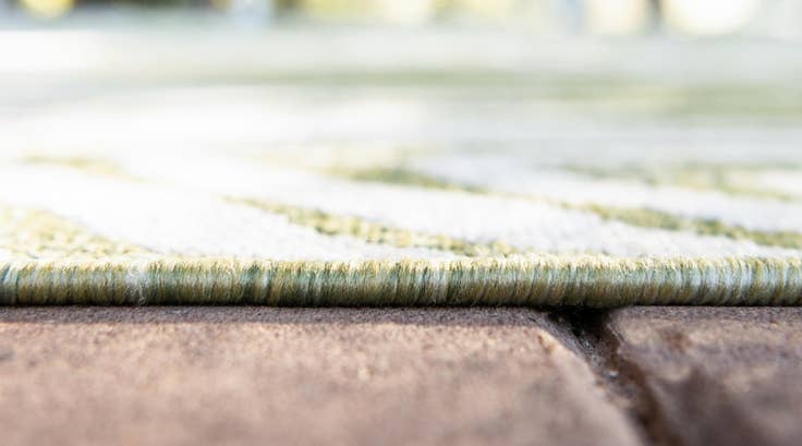 Detail image of 4' x 4' Easy-Clean Botanical Indoor / Outdoor Round Rug