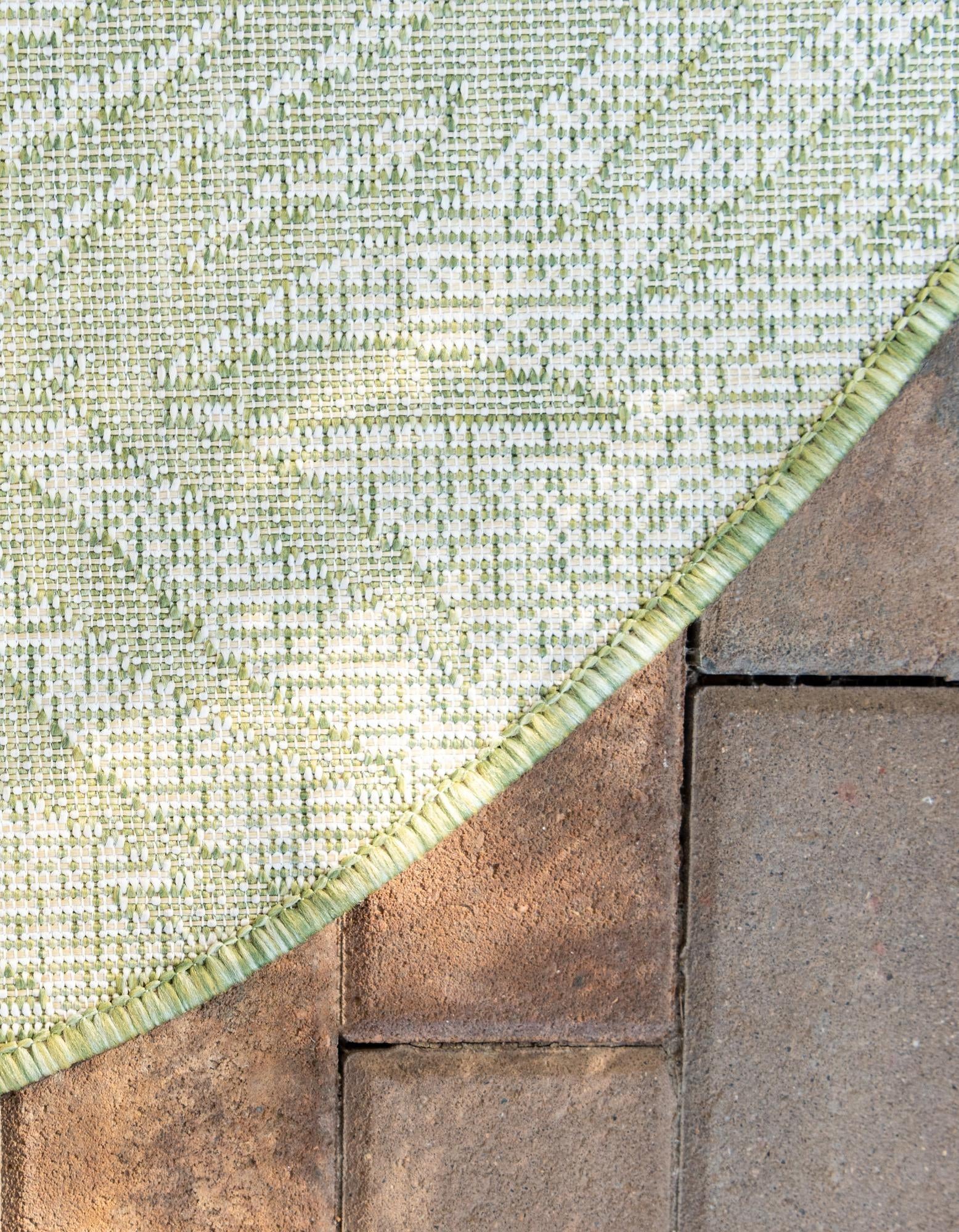 7' 10 x 7' 10 Easy-Clean Botanical Indoor / Outdoor Round Rug