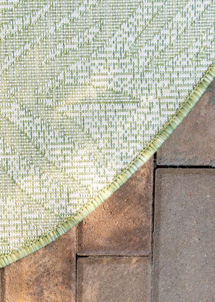 10' 8 x 10' 8 Easy-Clean Botanical Indoor / Outdoor Round Rug