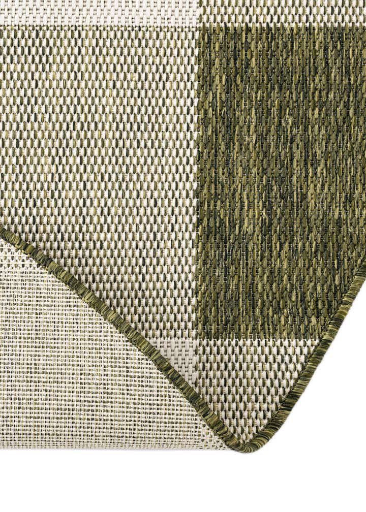 7' 10 x 7' 10 Easy-Clean Checkered Indoor / Outdoor Round Rug
