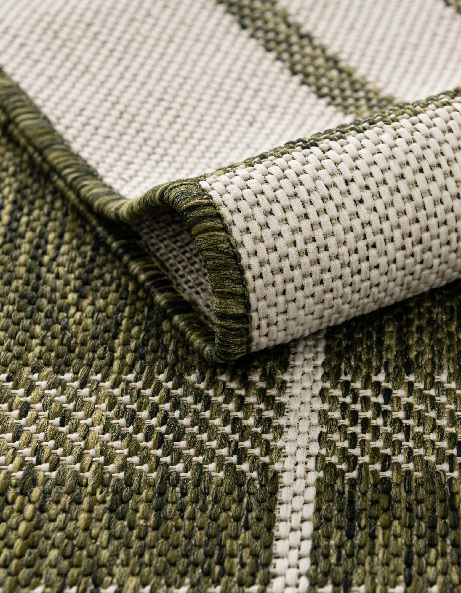 6' x 6' Easy-Clean Checkered Indoor / Outdoor Round Rug
