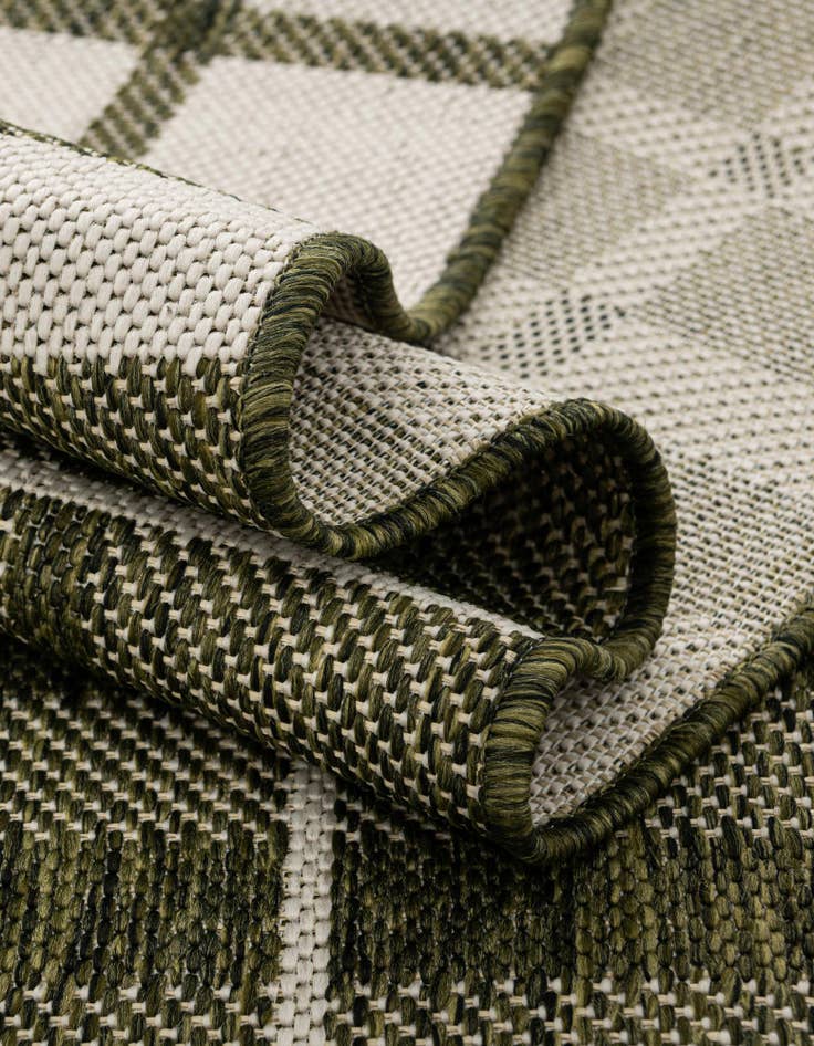 Detail image of 7' 10 x 7' 10 Easy-Clean Checkered Indoor / Outdoor Round Rug