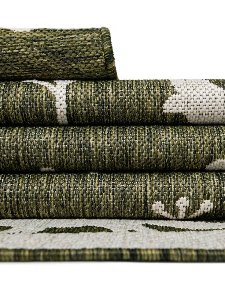 Detail image of 7' 10 x 7' 10 Easy-Clean Holiday Indoor / Outdoor Round Rug