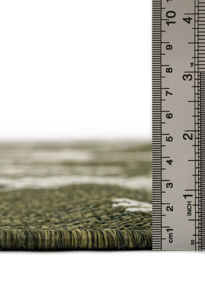 5' 3 x 5' 3 Easy-Clean Holiday Indoor / Outdoor Round Rug