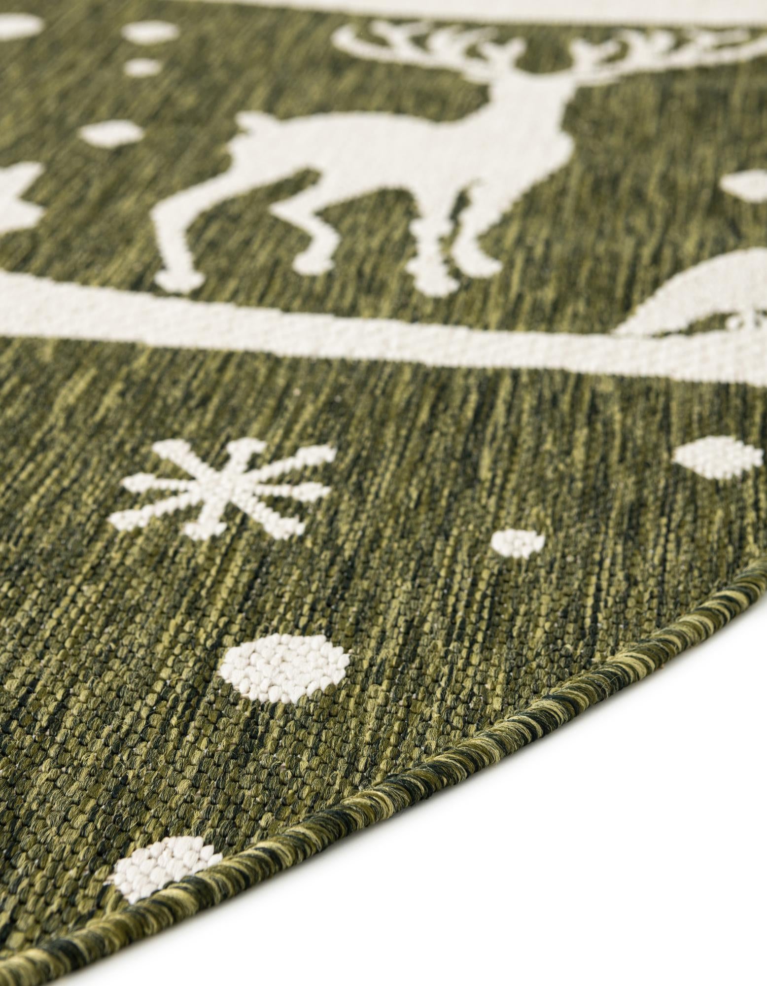 5' 3 x 5' 3 Easy-Clean Holiday Indoor / Outdoor Round Rug