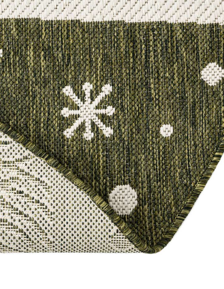 5' 3 x 5' 3 Easy-Clean Holiday Indoor / Outdoor Round Rug