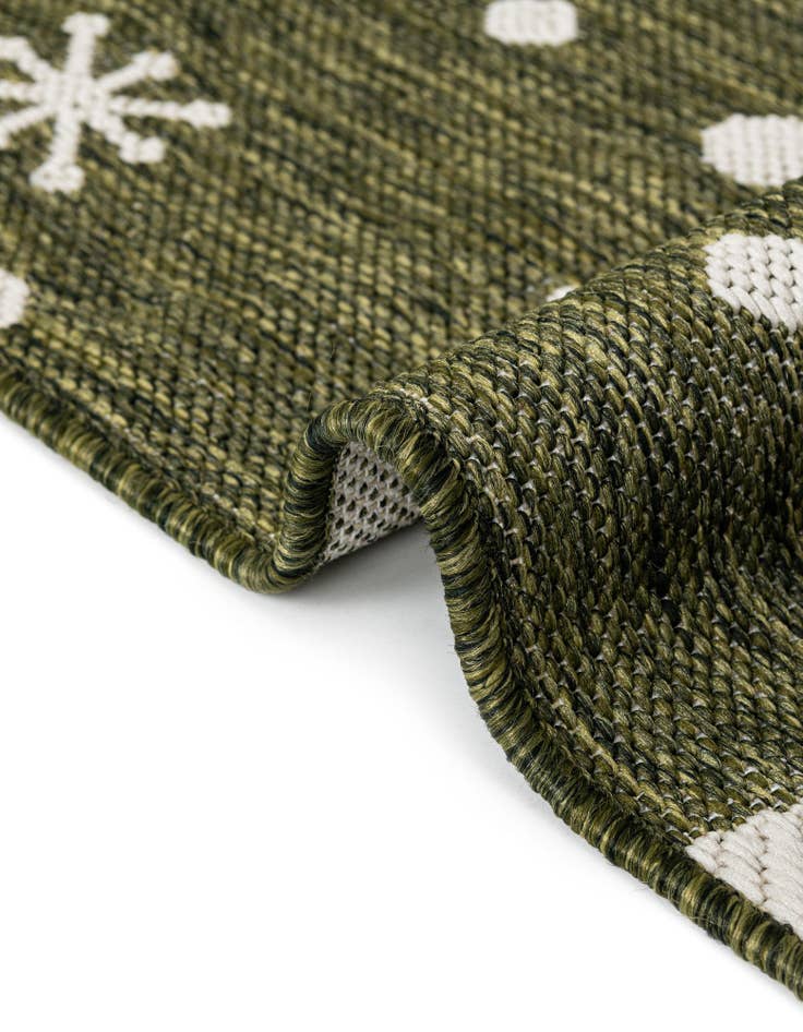 Detail image of 5' 3 x 5' 3 Easy-Clean Holiday Indoor / Outdoor Round Rug