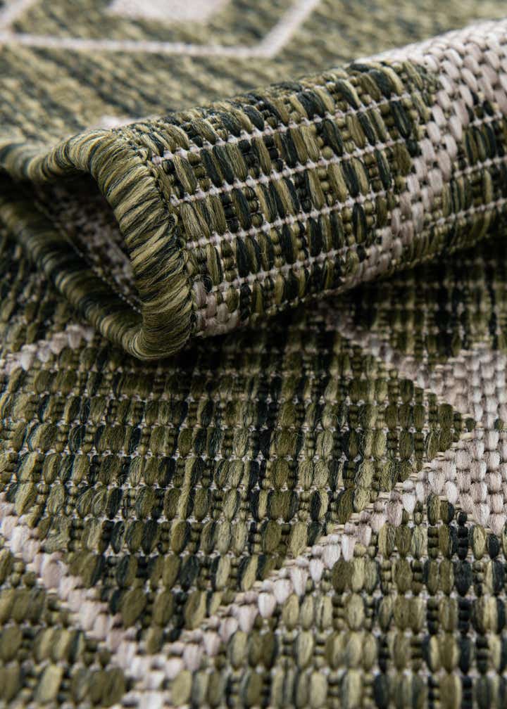 10' 8 x 10' 8 Easy-Clean Lattice Indoor / Outdoor Round Rug