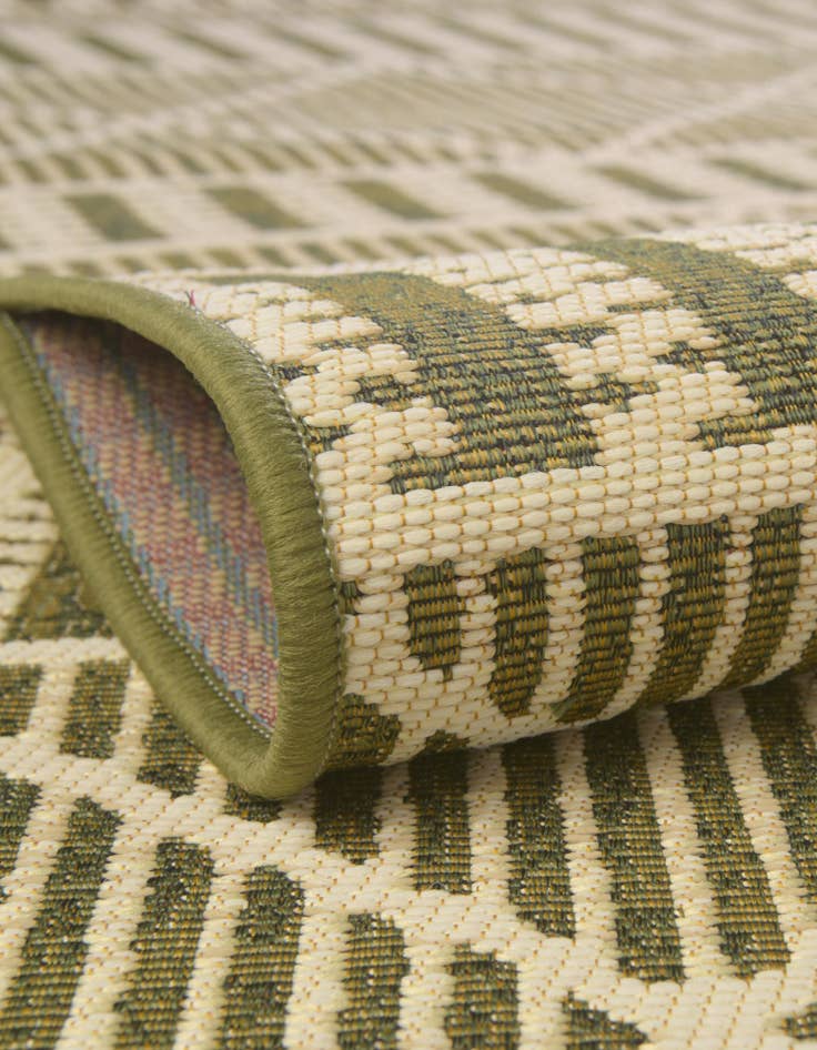 Detail image of 7' 10 x 7' 10 Washable Lattice Indoor / Outdoor Round Rug