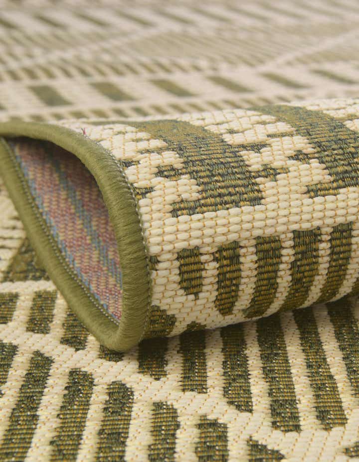 7' 10 x 7' 10 Easy-Clean Lattice Indoor / Outdoor Round Rug