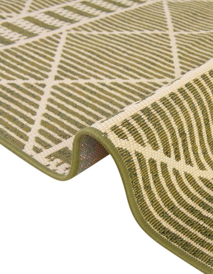 Detail image of 7' 10 x 7' 10 Washable Lattice Indoor / Outdoor Round Rug