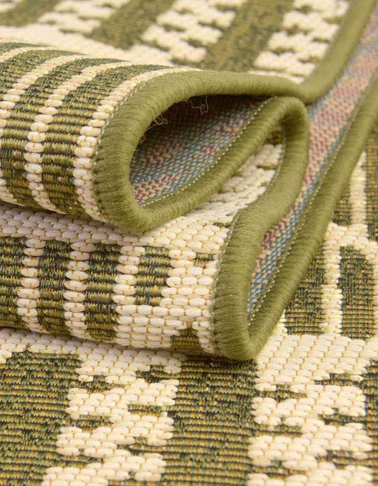 Detail image of 7' 10 x 7' 10 Washable Lattice Indoor / Outdoor Round Rug