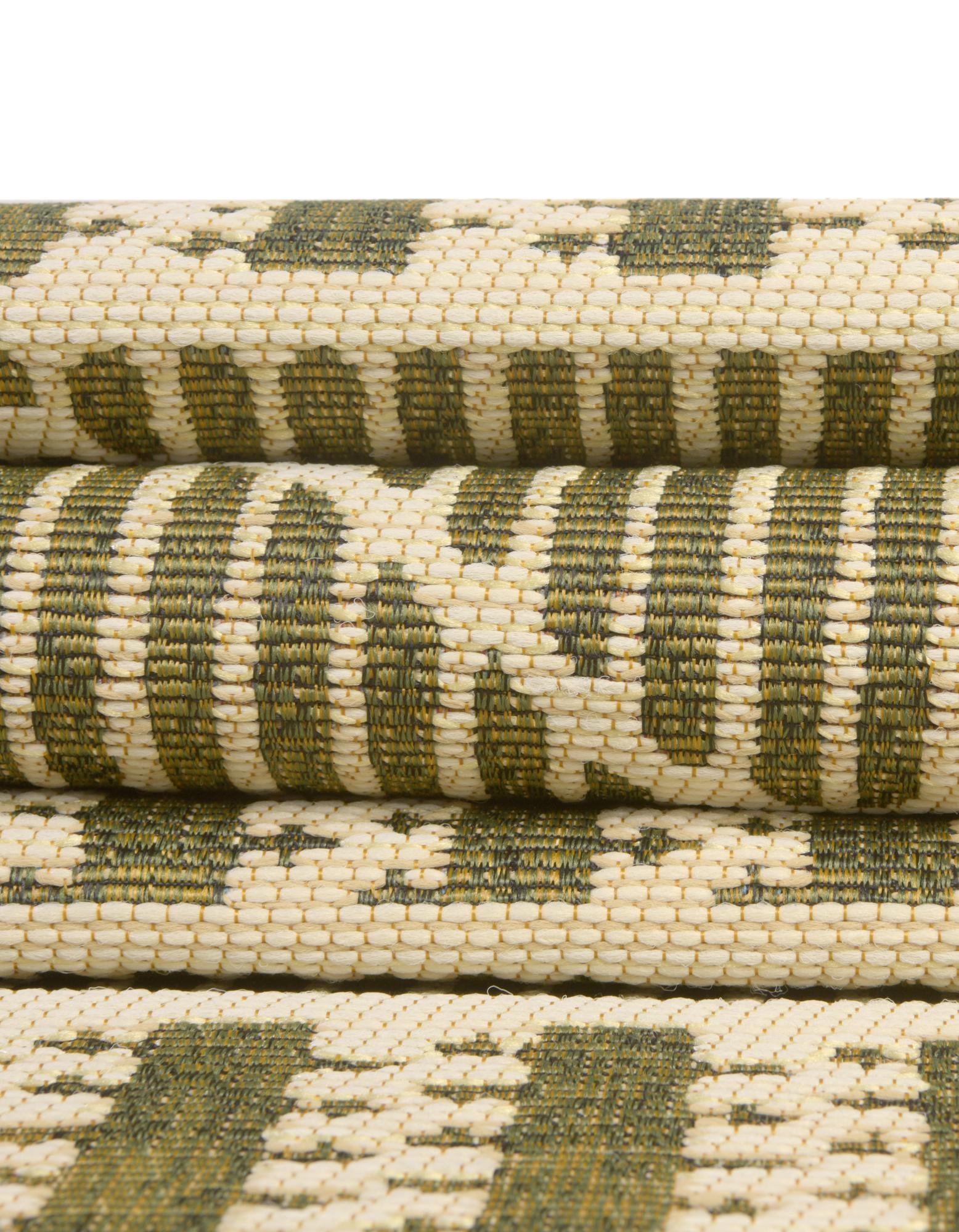 7' 10 x 7' 10 Easy-Clean Lattice Indoor / Outdoor Round Rug