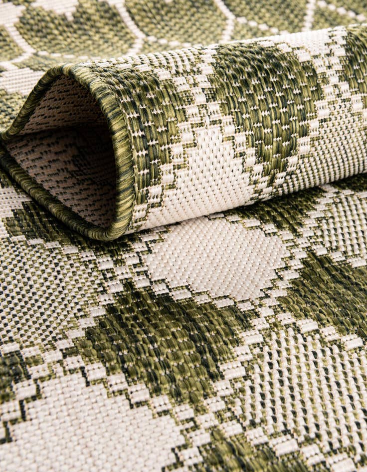 Detail image of 10' x 10' Easy-Clean Lattice Indoor / Outdoor Round Rug