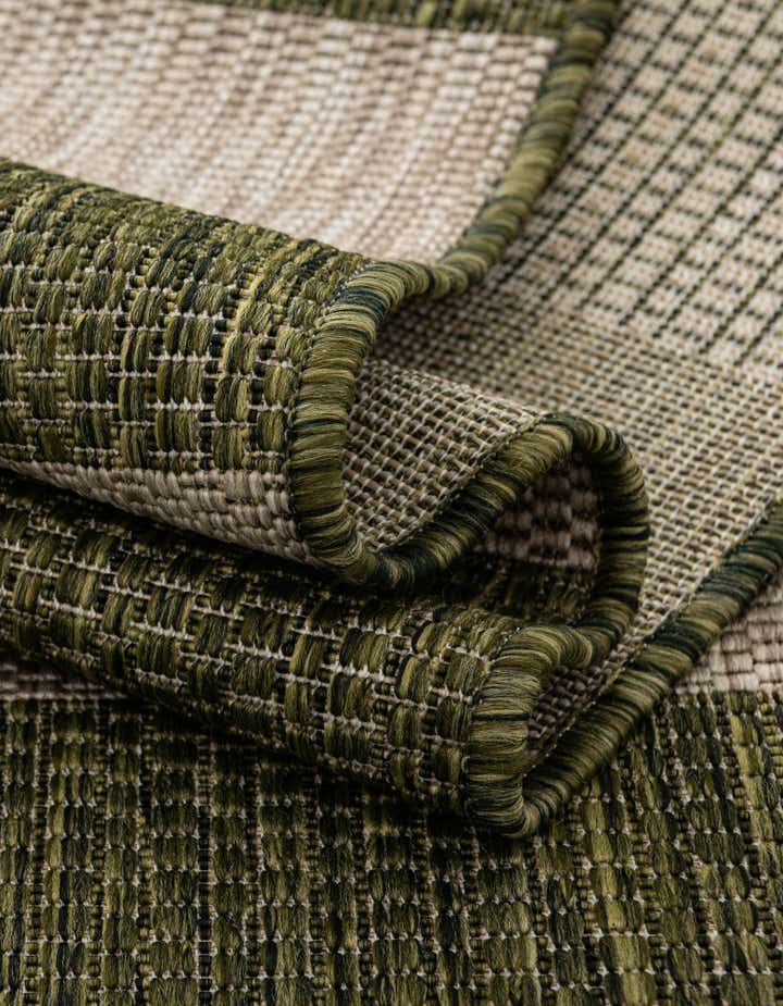 7' 10 x 7' 10 Easy-Clean Ribbon Indoor / Outdoor Round Rug