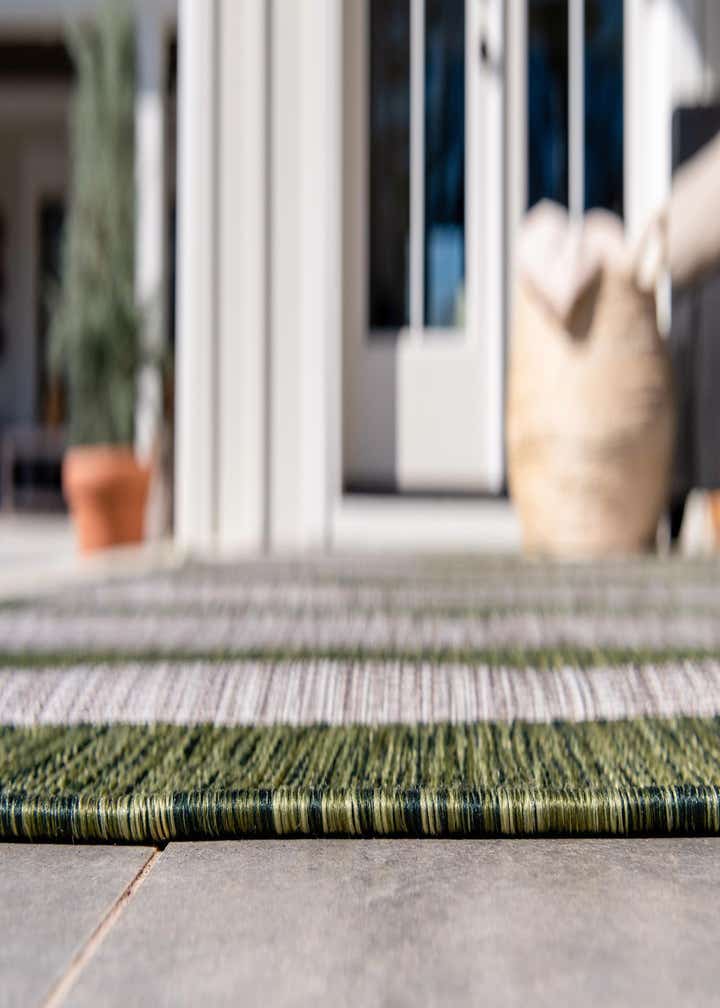 4' x 4' Easy-Clean Striped Indoor / Outdoor Round Rug